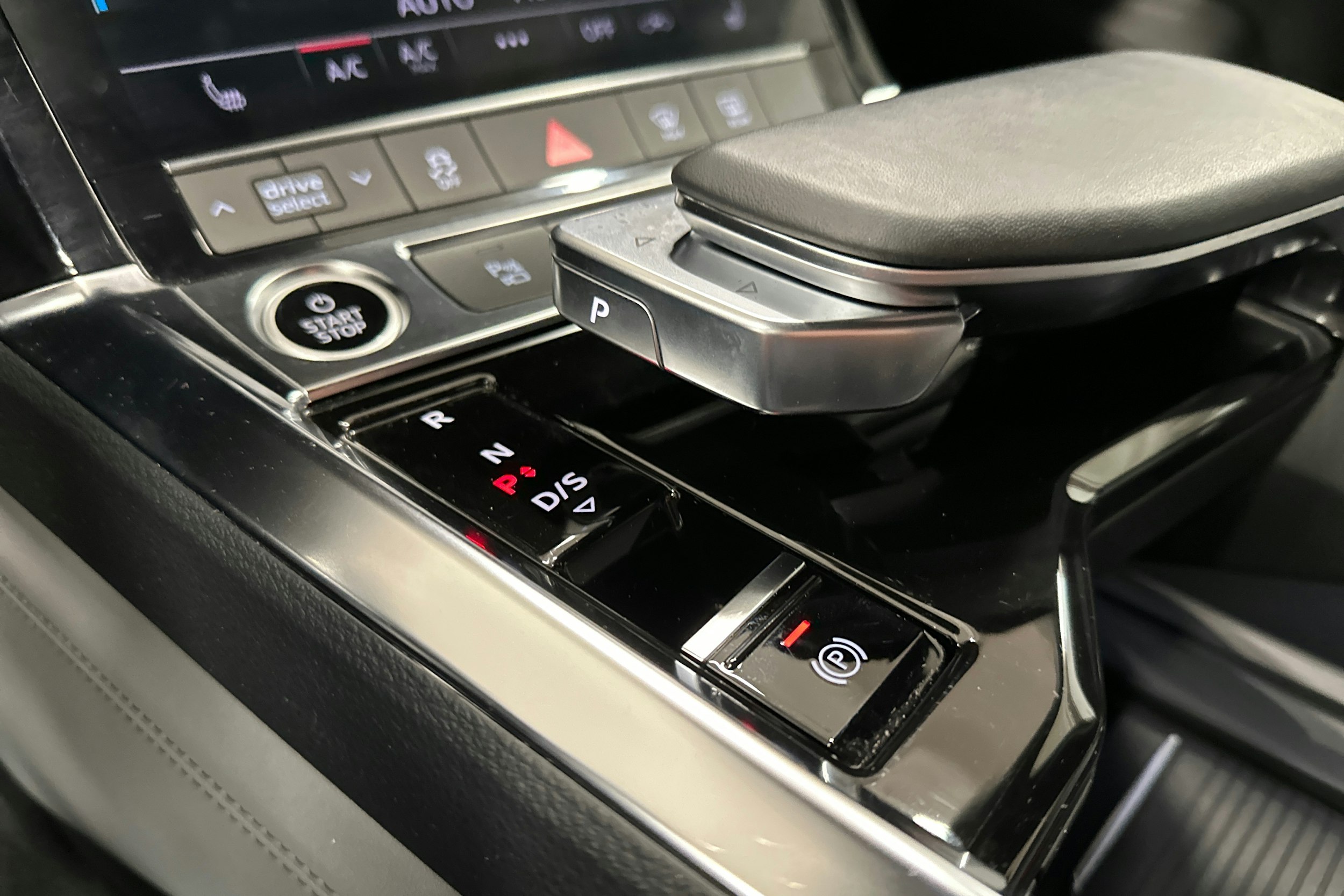 sininen Audi e-tron 2022 kuva 27.