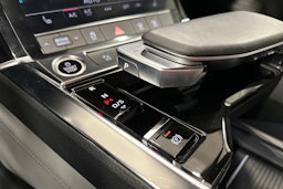 sininen Audi e-tron 2022 kuva 27.