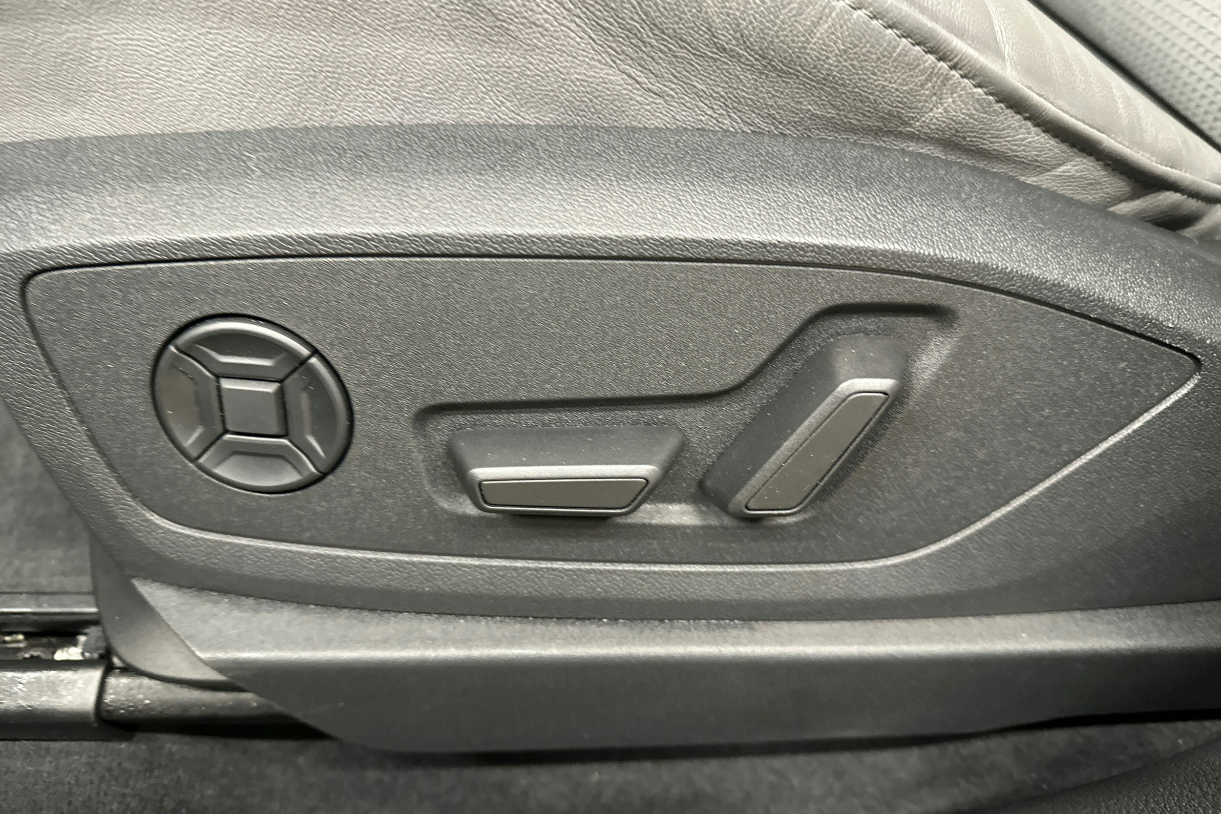 sininen Audi e-tron 2022 kuva 29.