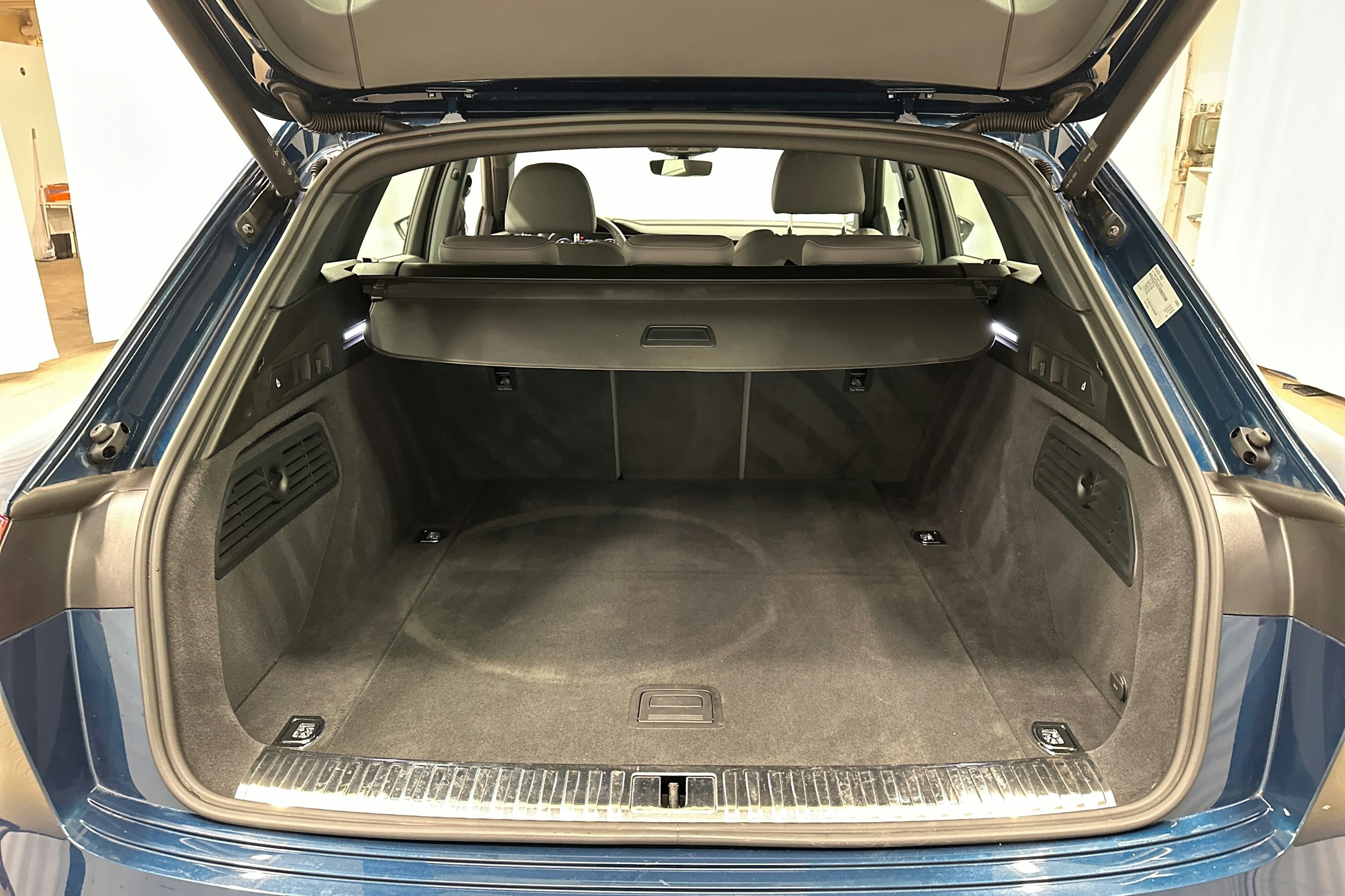 sininen Audi e-tron 2022 kuva 31.