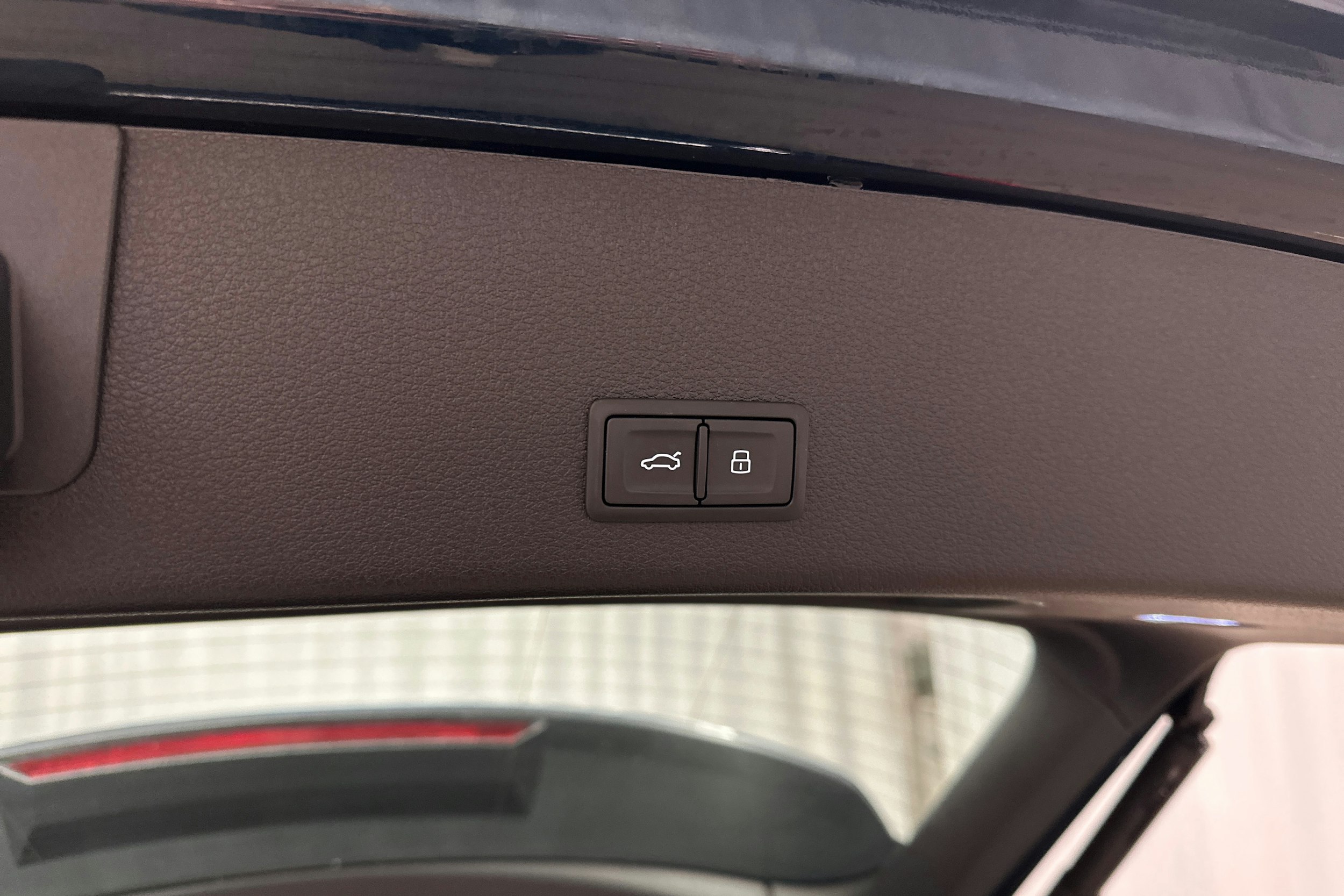 sininen Audi e-tron 2022 kuva 32.