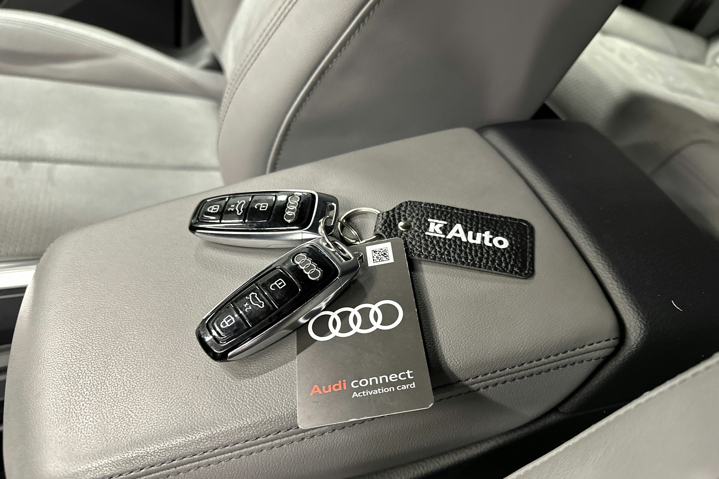 sininen Audi e-tron 2022 kuva 34.