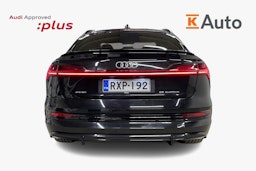 musta Audi e-tron 2022 kuva 3.