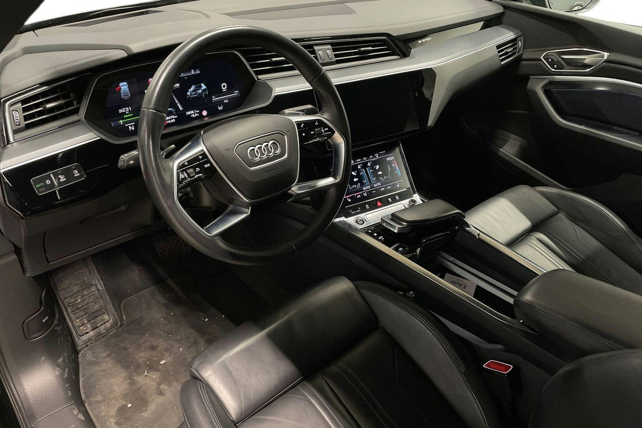 musta Audi e-tron 2022 kuva 7.