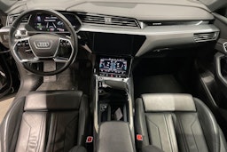 musta Audi e-tron 2022 kuva 9.