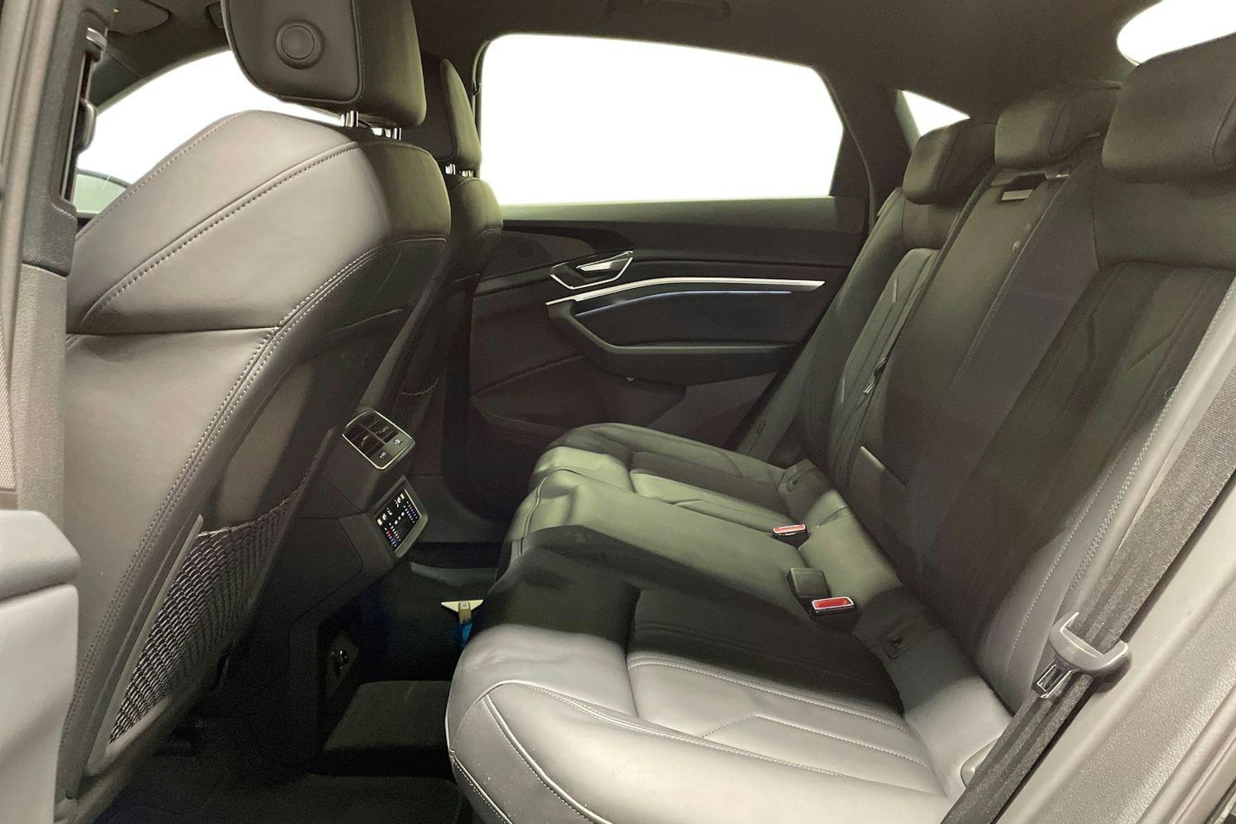 musta Audi e-tron 2022 kuva 10.