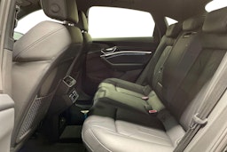 musta Audi e-tron 2022 kuva 10.