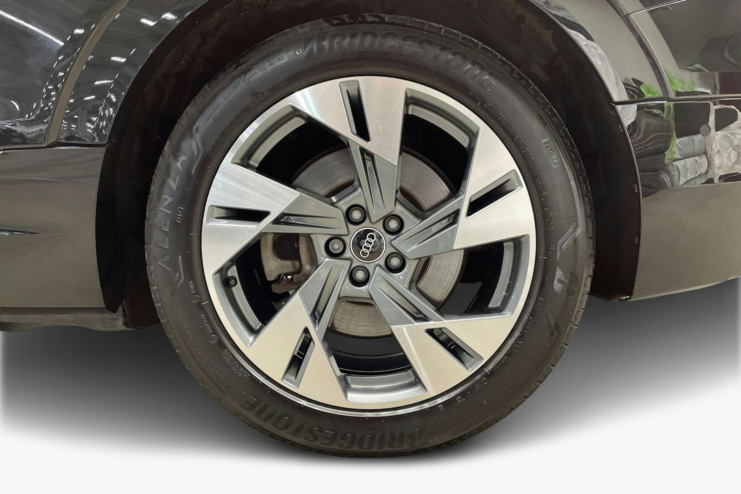 musta Audi e-tron 2022 kuva 11.