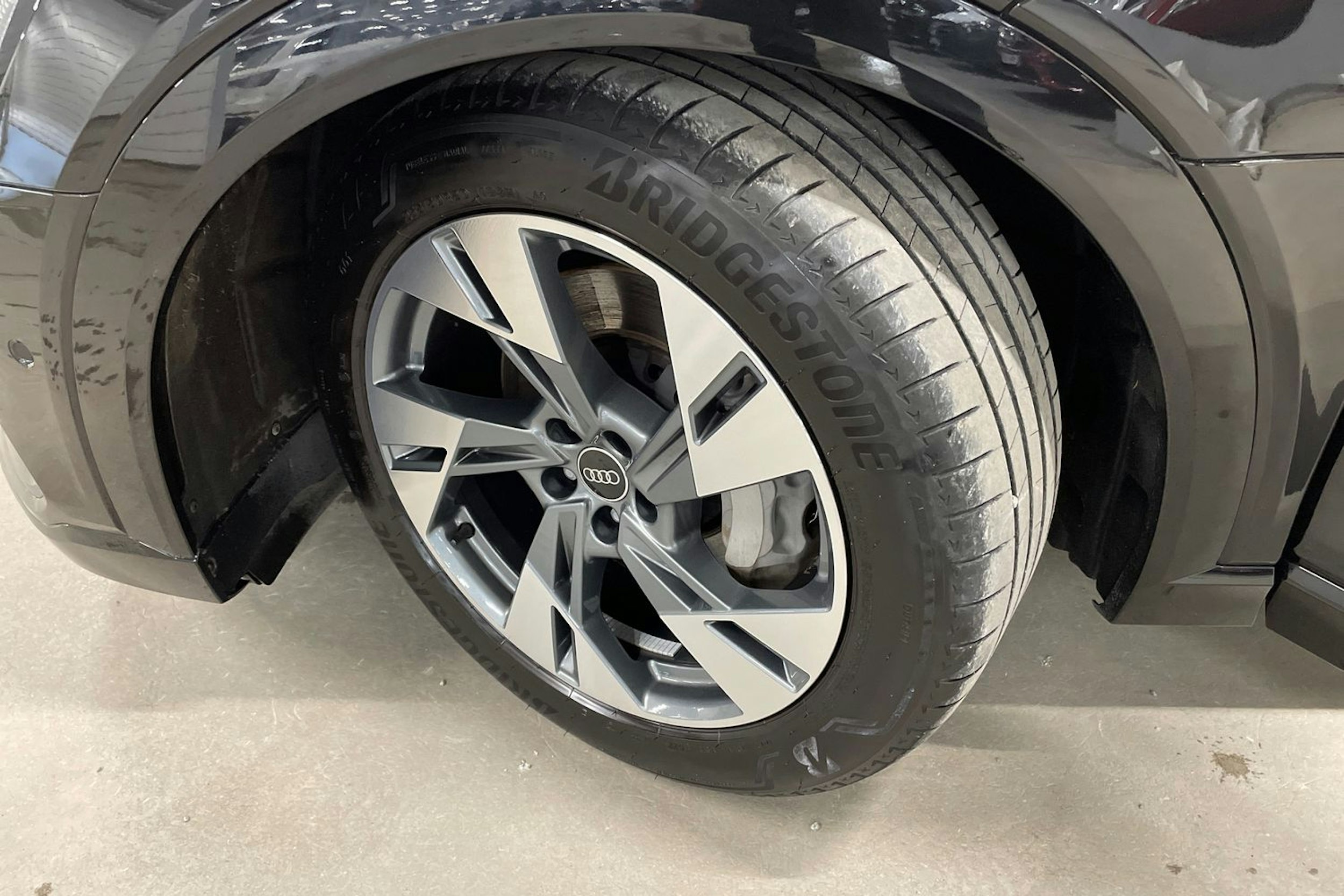 musta Audi e-tron 2022 kuva 12.