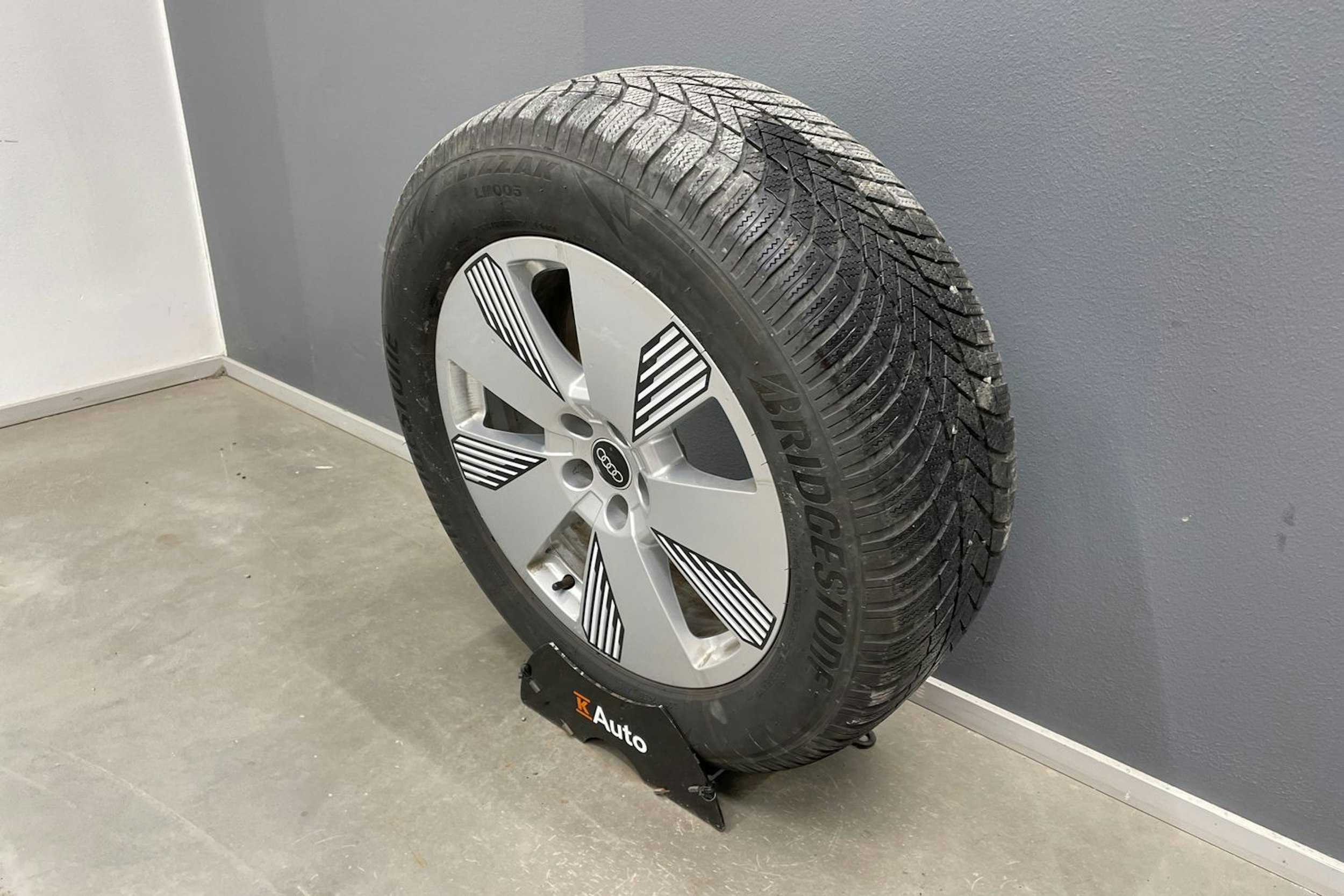 musta Audi e-tron 2022 kuva 13.