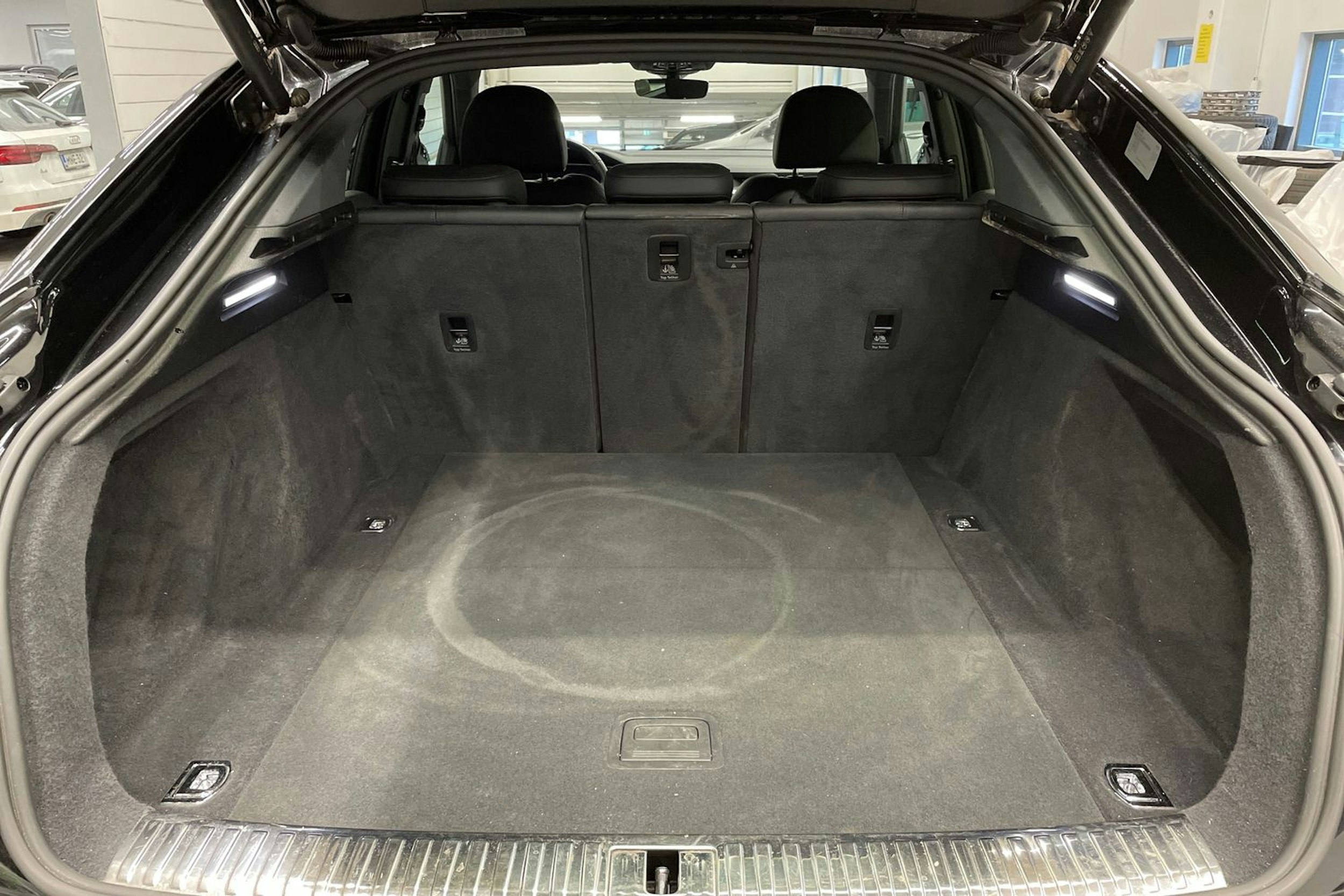 musta Audi e-tron 2022 kuva 14.