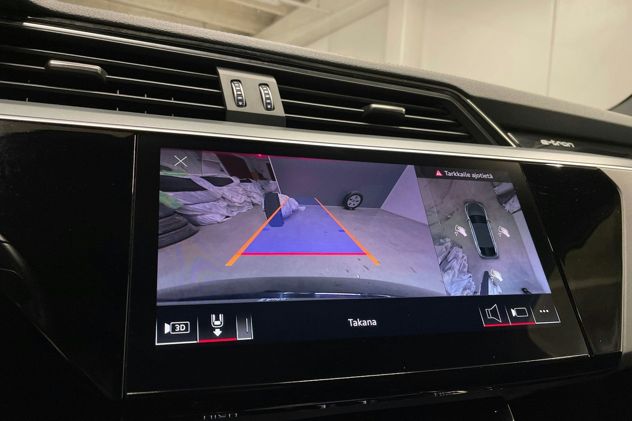 musta Audi e-tron 2022 kuva 15.