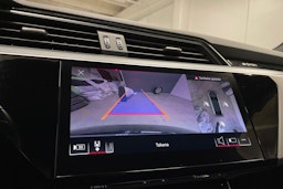 musta Audi e-tron 2022 kuva 15.