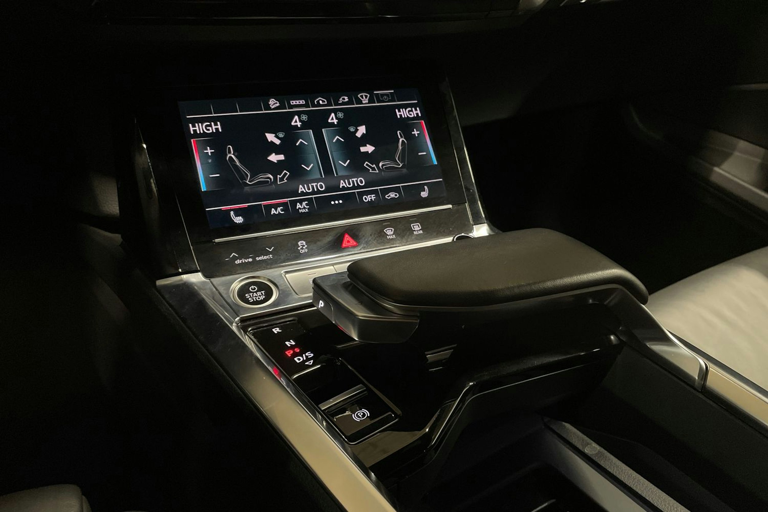 musta Audi e-tron 2022 kuva 18.