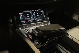 musta Audi e-tron 2022 kuva 18.