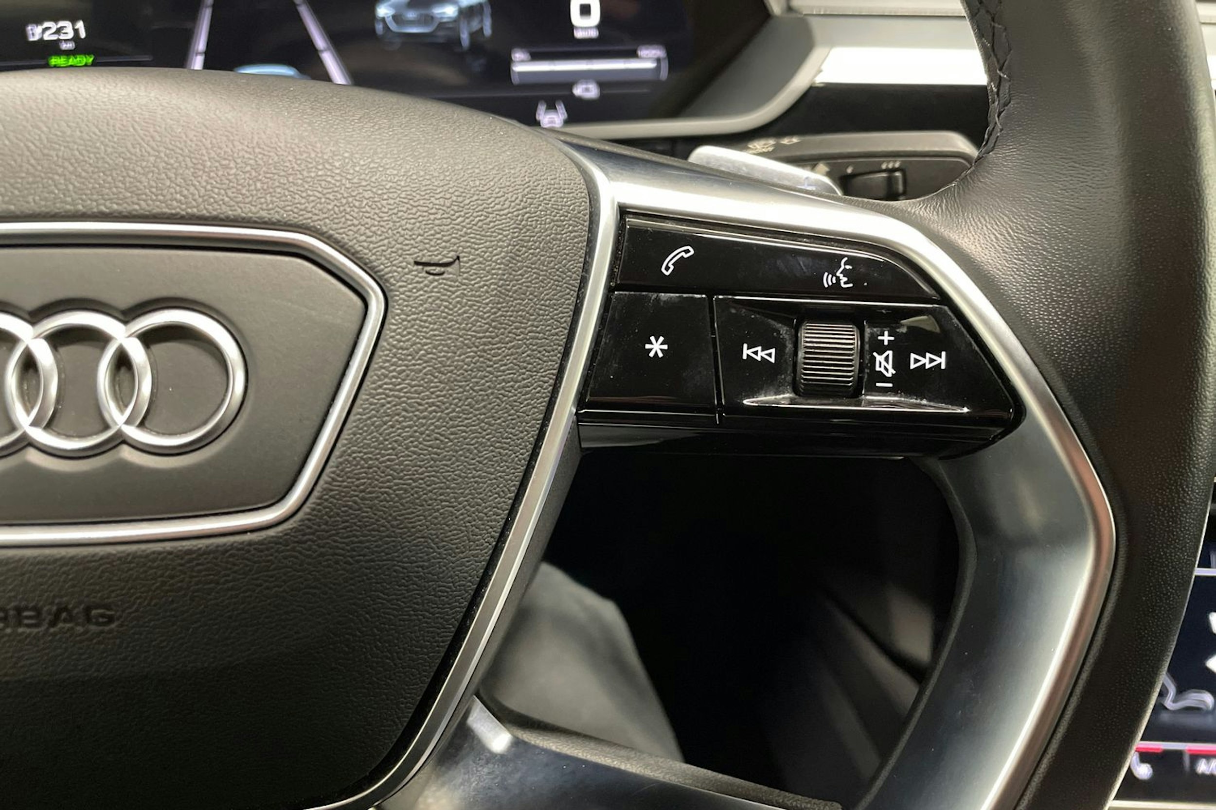 musta Audi e-tron 2022 kuva 21.