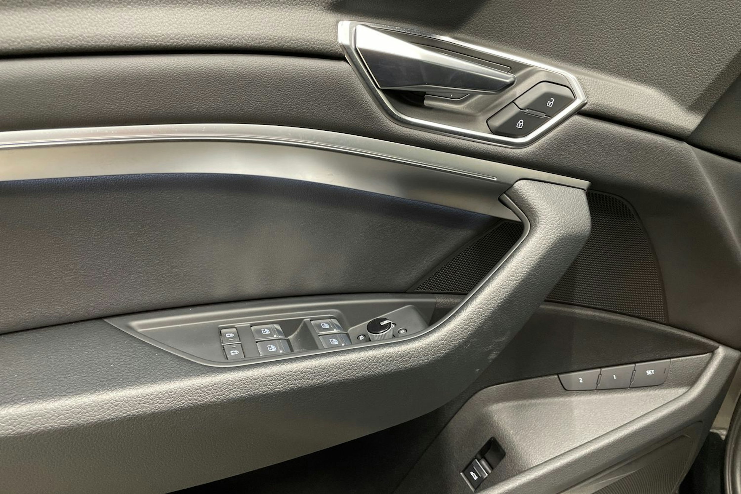 musta Audi e-tron 2022 kuva 22.