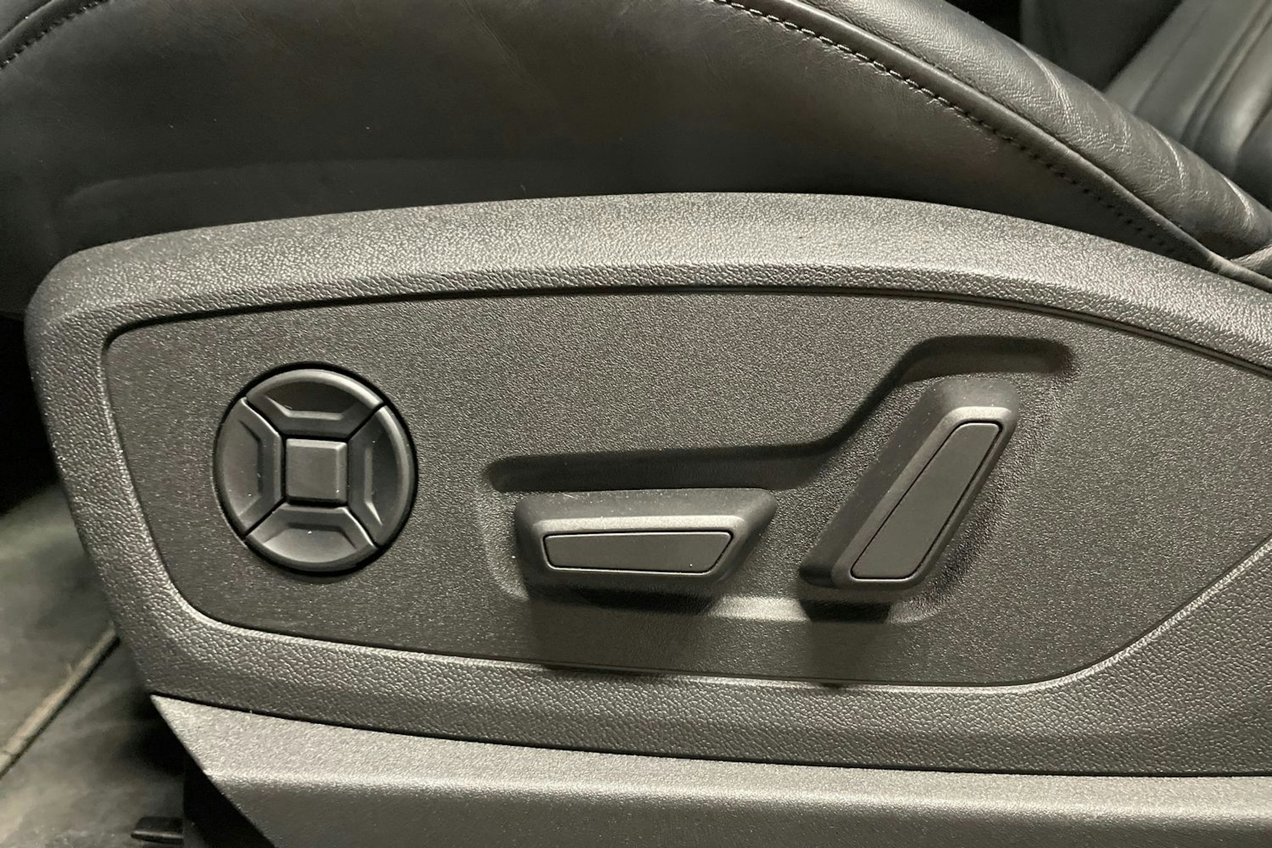 musta Audi e-tron 2022 kuva 23.