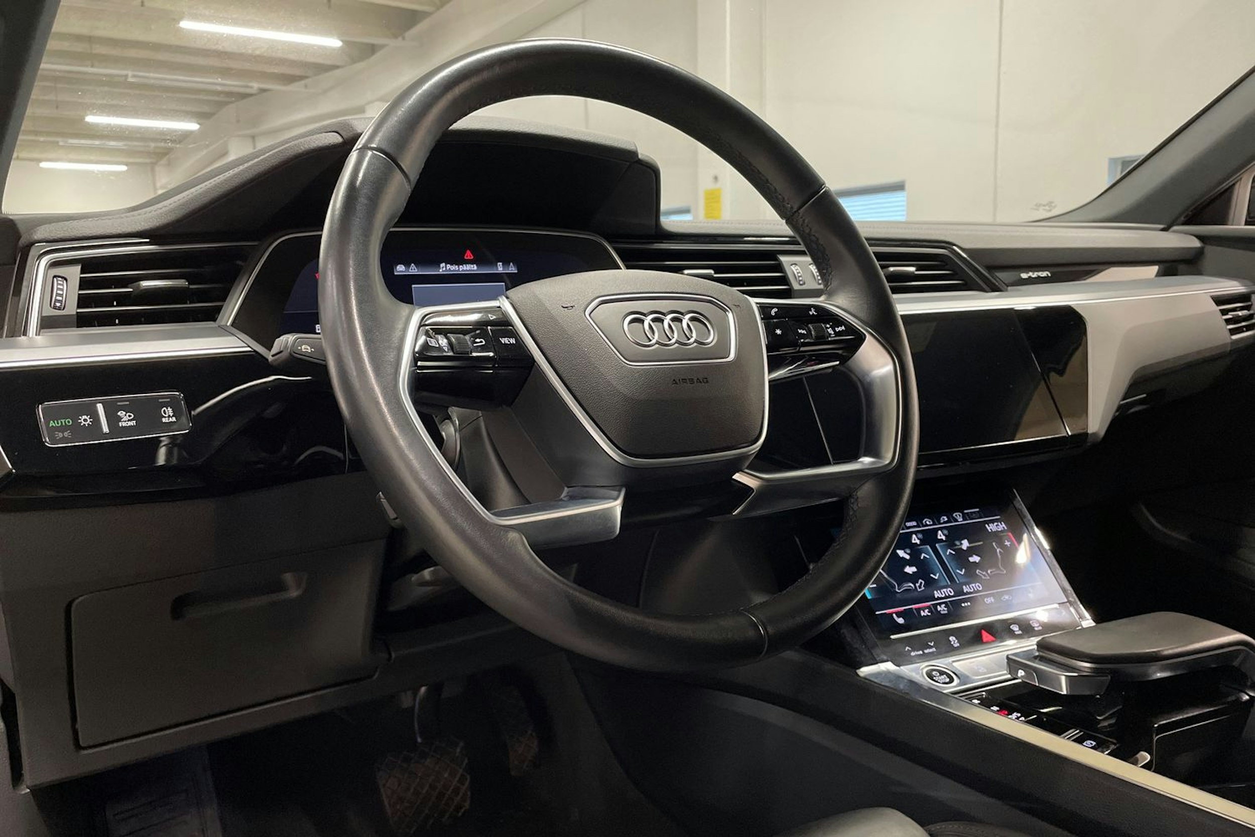 musta Audi e-tron 2022 kuva 24.
