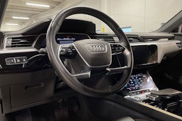 musta Audi e-tron 2022 kuva 24.