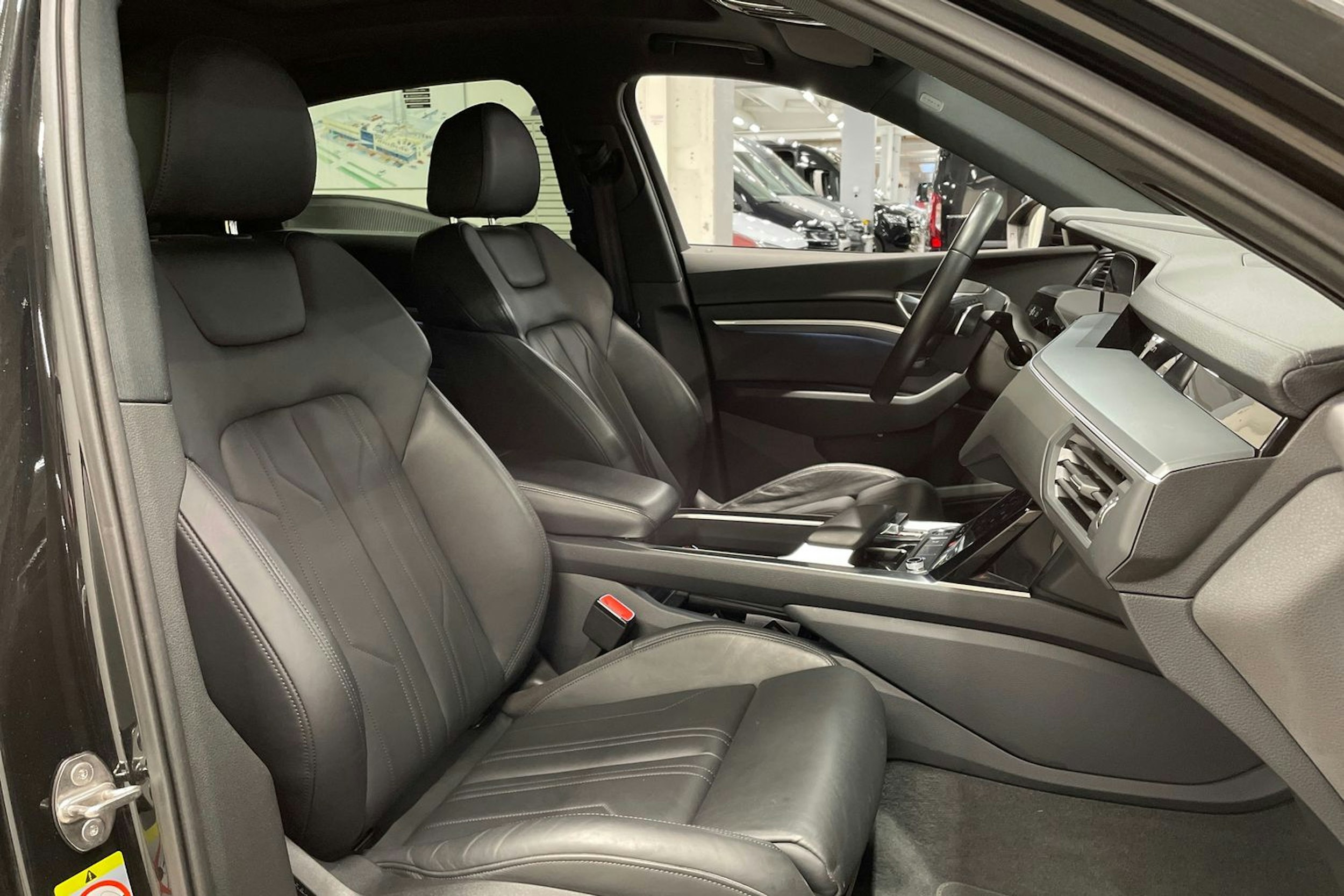 musta Audi e-tron 2022 kuva 25.
