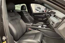musta Audi e-tron 2022 kuva 25.