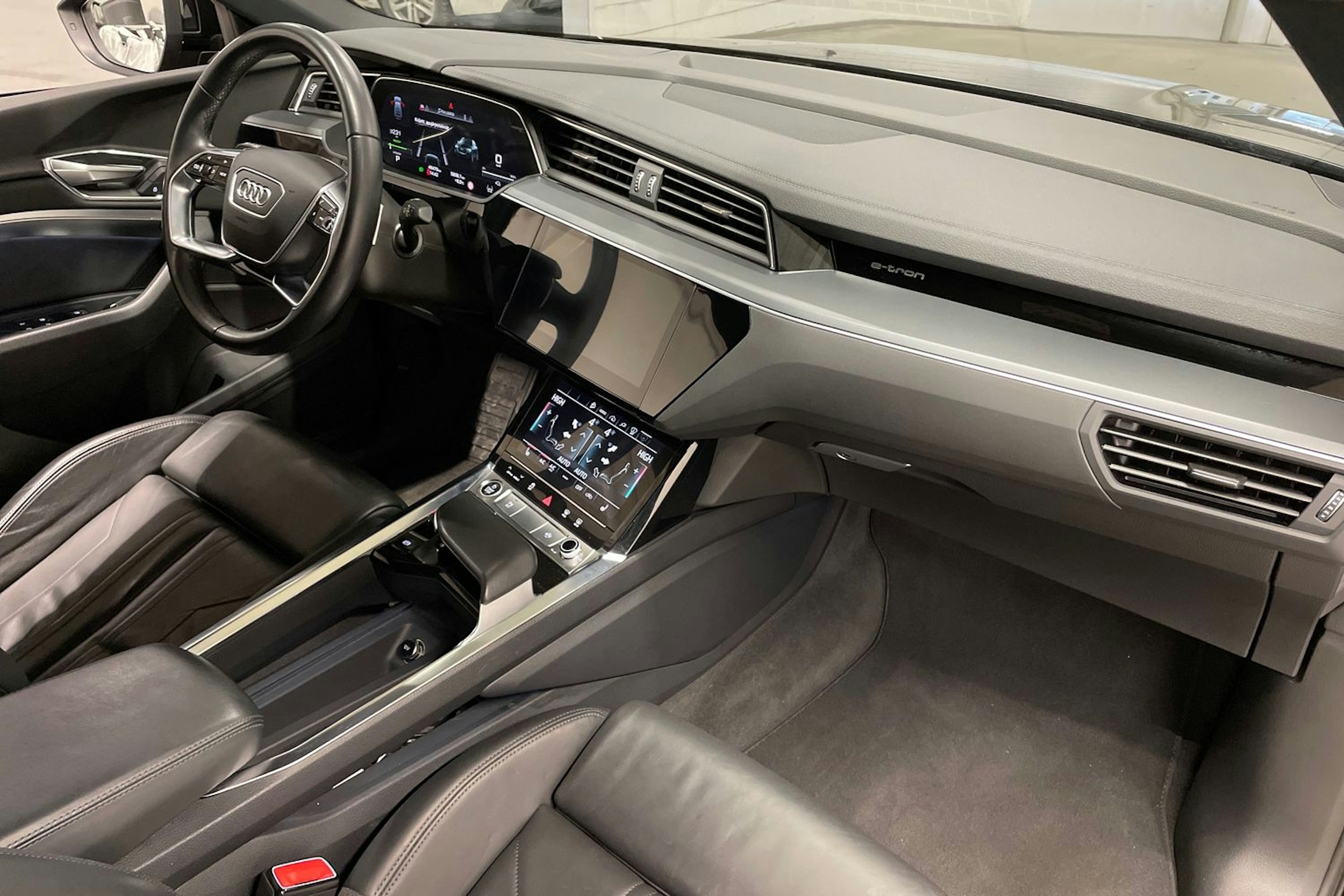 musta Audi e-tron 2022 kuva 26.