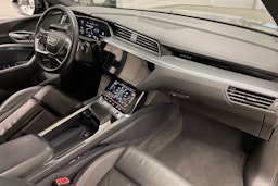 musta Audi e-tron 2022 kuva 26.