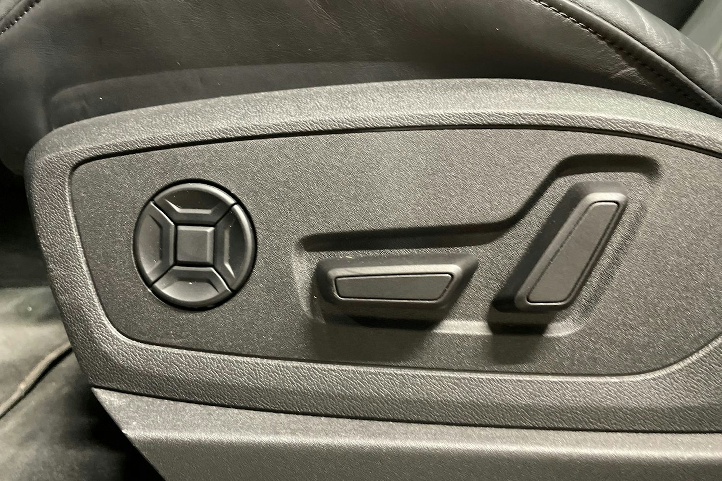 musta Audi e-tron 2022 kuva 32.