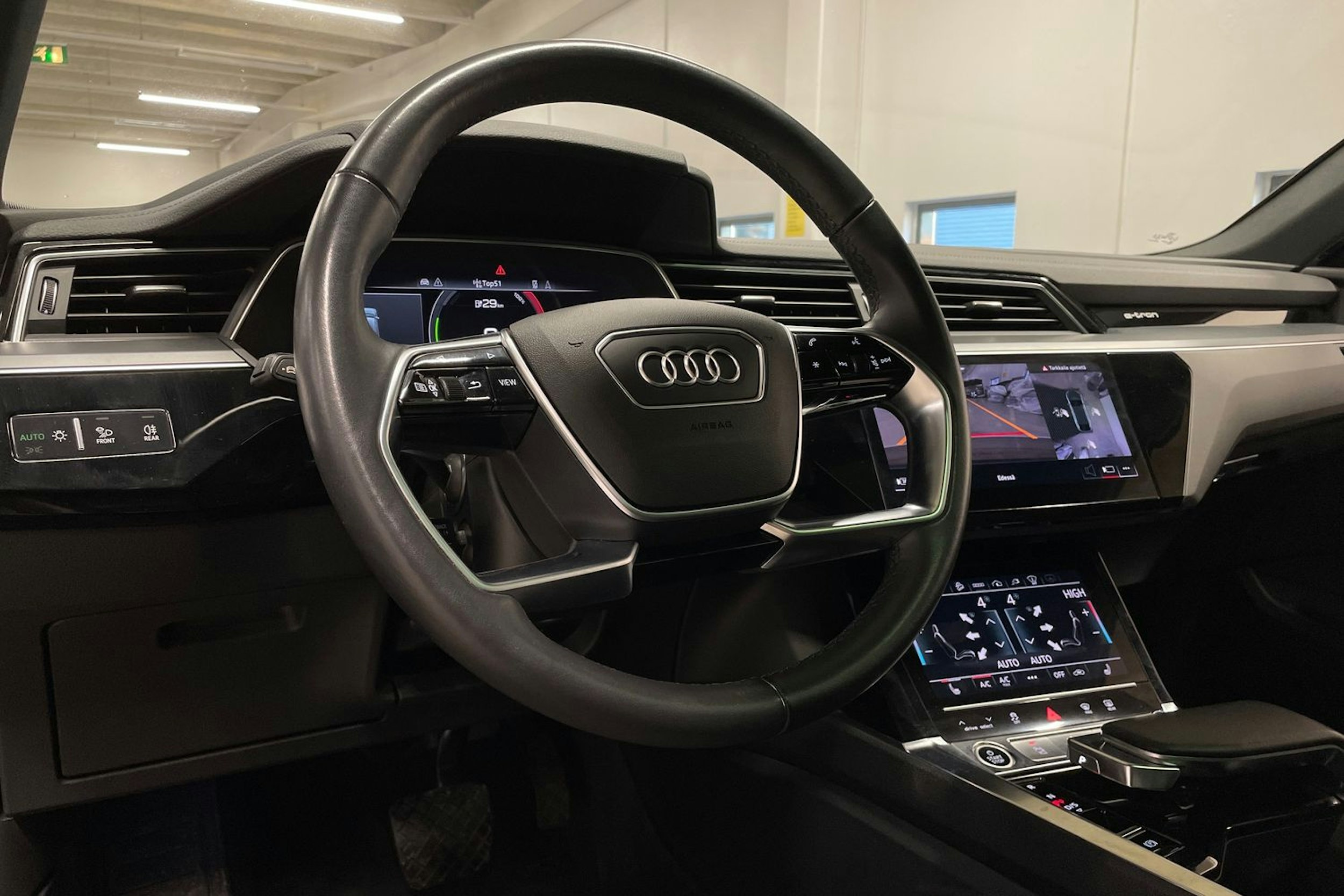 musta Audi e-tron 2022 kuva 34.