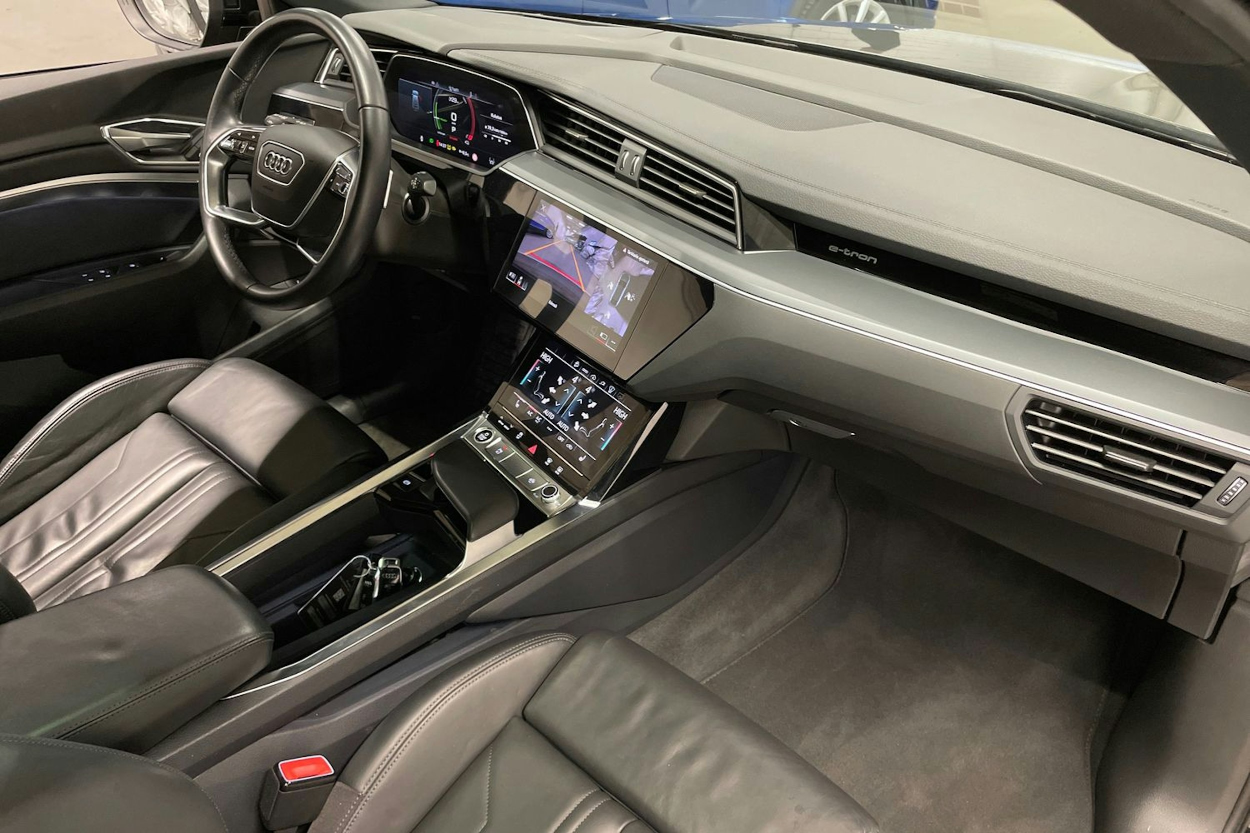 musta Audi e-tron 2022 kuva 36.