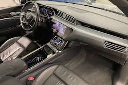 musta Audi e-tron 2022 kuva 36.