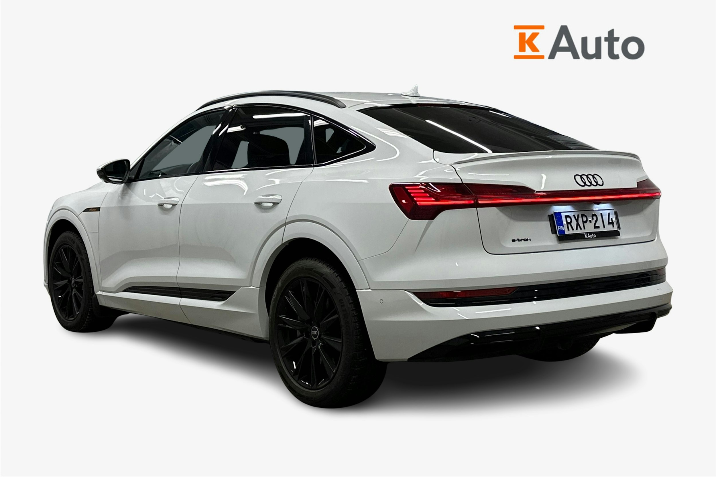 valkoinen Audi e-tron 2022 kuva 2.