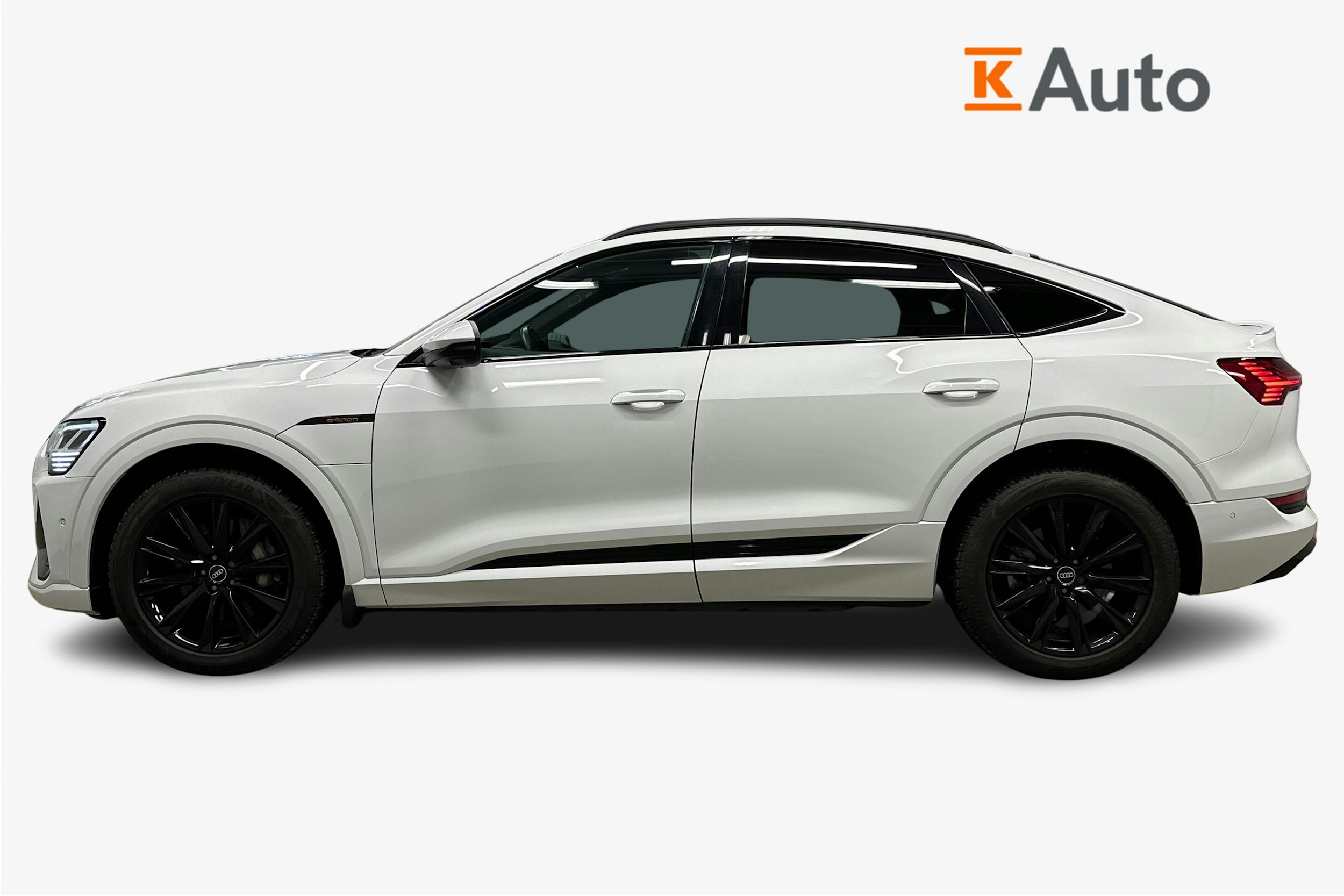 valkoinen Audi e-tron 2022 kuva 6.