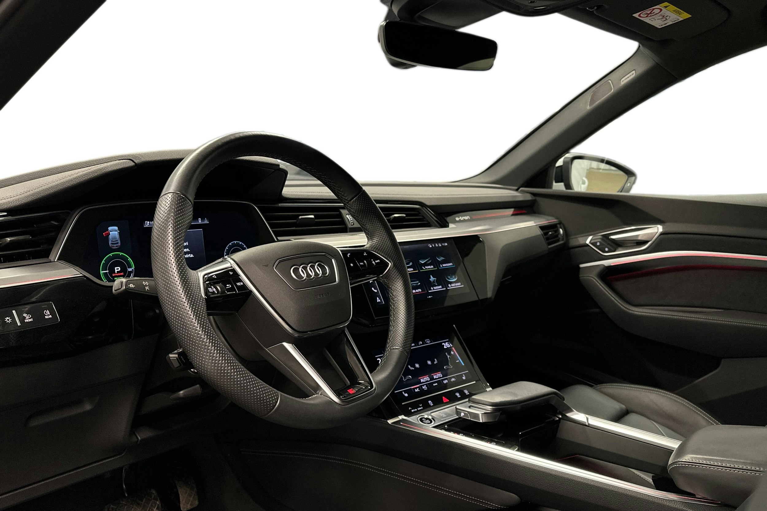 valkoinen Audi e-tron 2022 kuva 7.