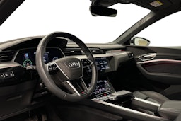 valkoinen Audi e-tron 2022 kuva 7.