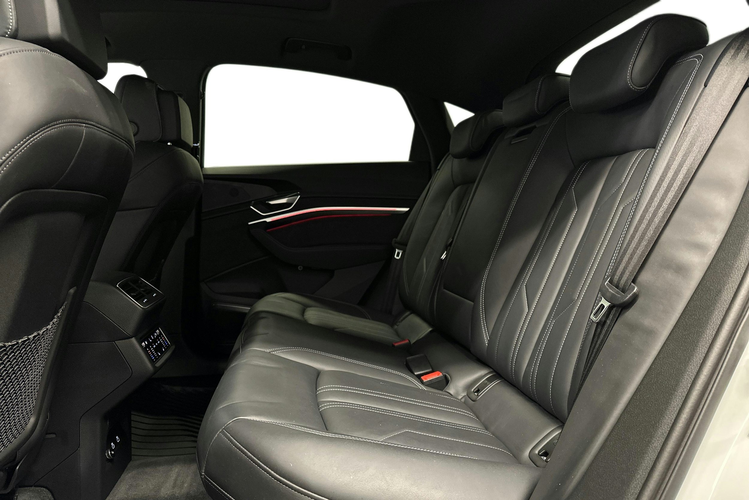 valkoinen Audi e-tron 2022 kuva 10.