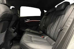 valkoinen Audi e-tron 2022 kuva 10.