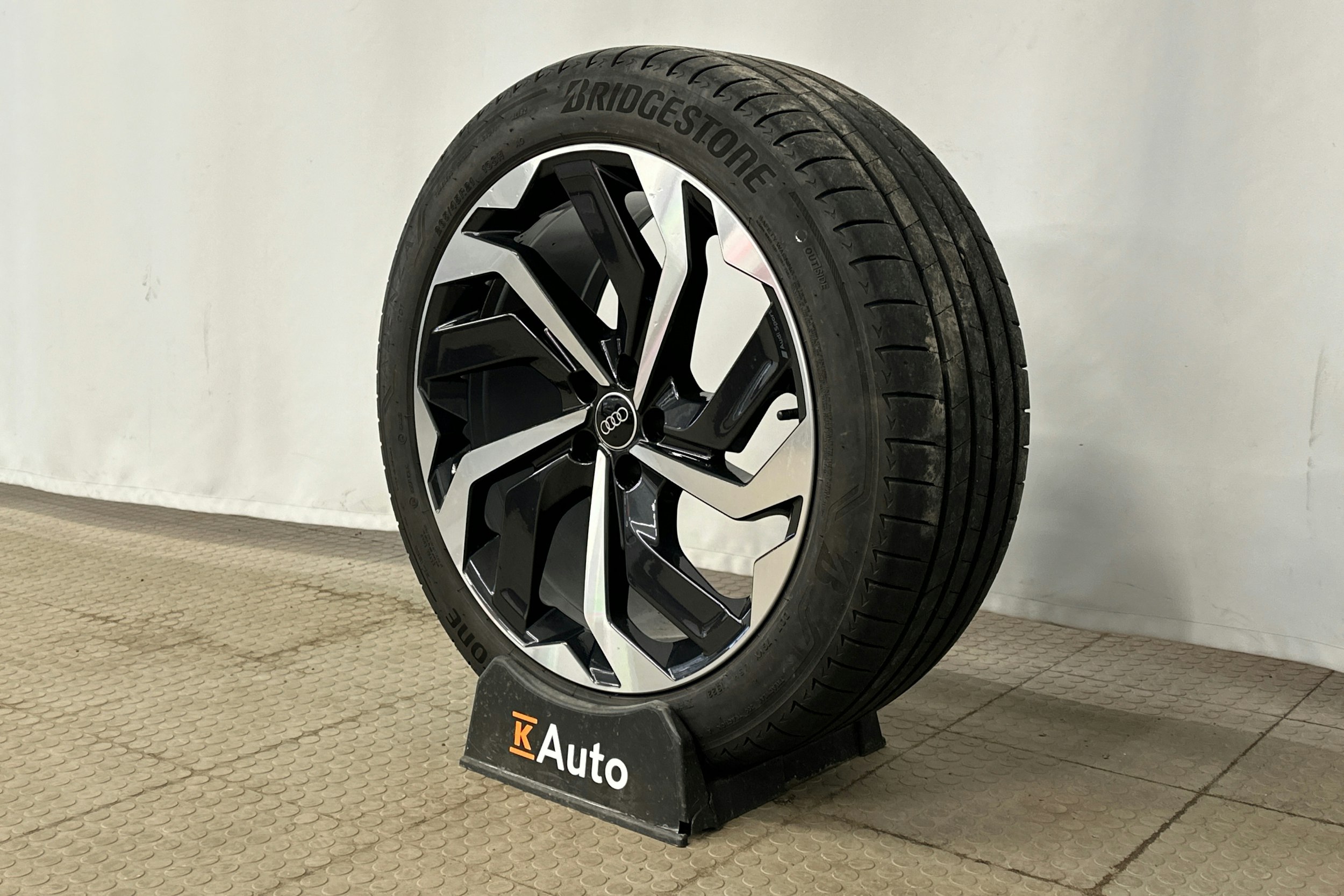 valkoinen Audi e-tron 2022 kuva 13.