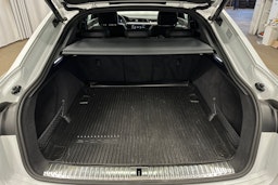 valkoinen Audi e-tron 2022 kuva 14.