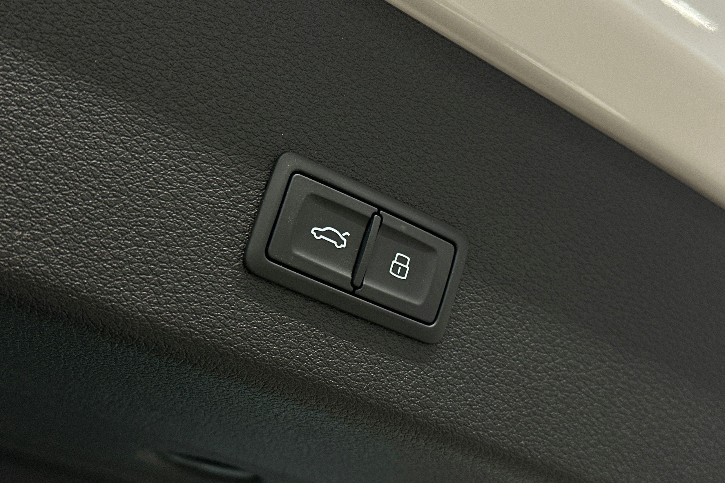 valkoinen Audi e-tron 2022 kuva 15.