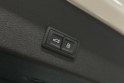 valkoinen Audi e-tron 2022 kuva 15.