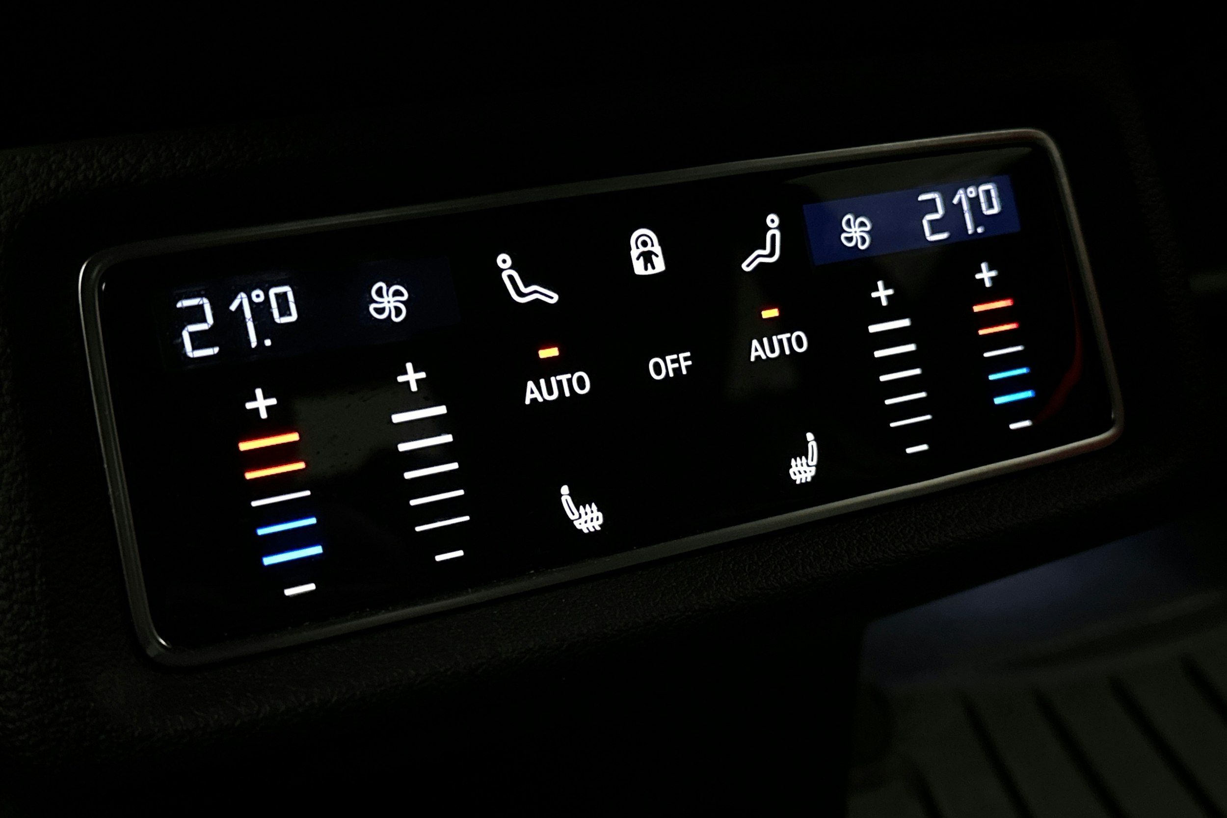 valkoinen Audi e-tron 2022 kuva 16.