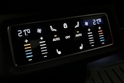 valkoinen Audi e-tron 2022 kuva 16.