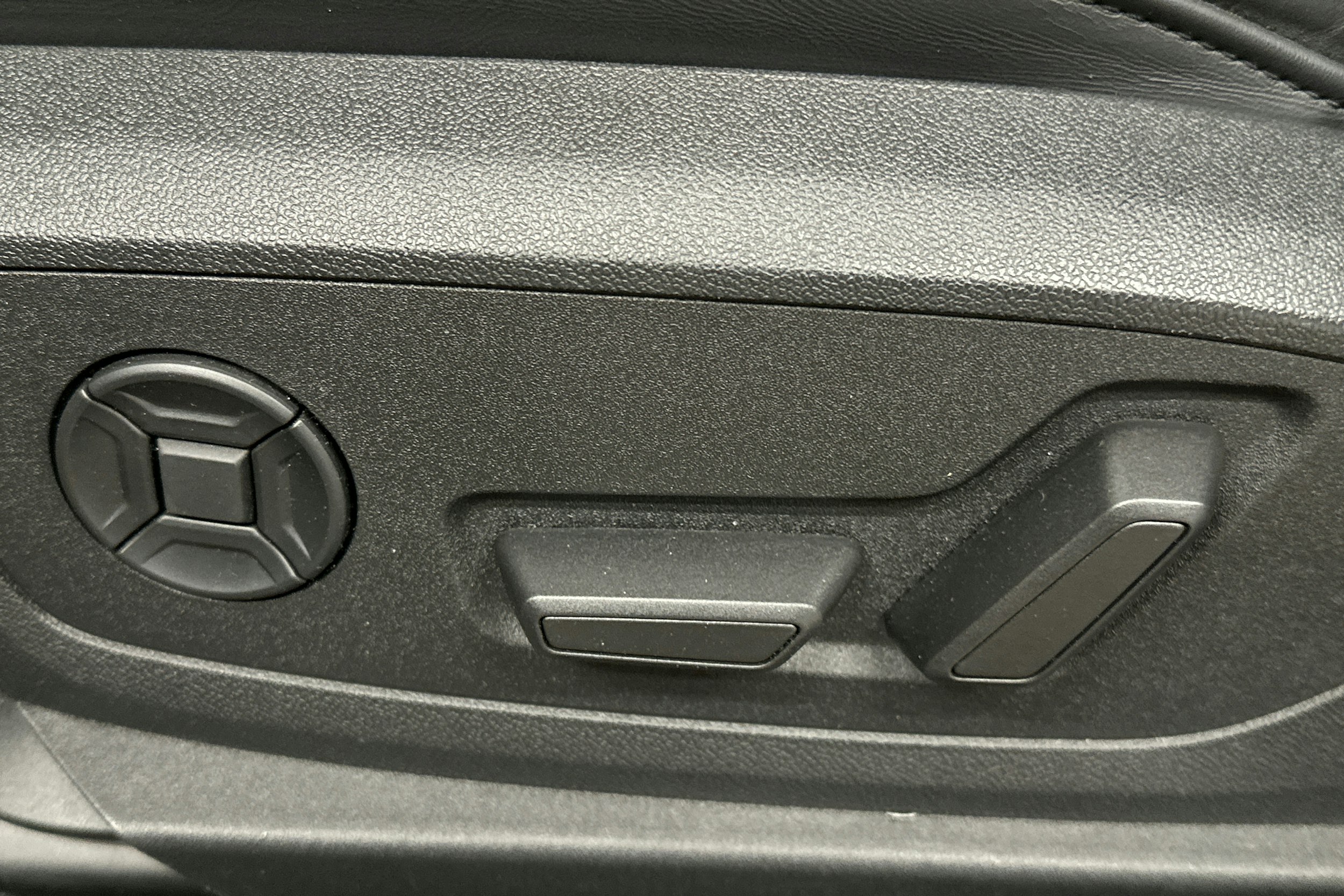 valkoinen Audi e-tron 2022 kuva 18.