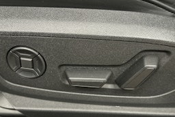 valkoinen Audi e-tron 2022 kuva 18.