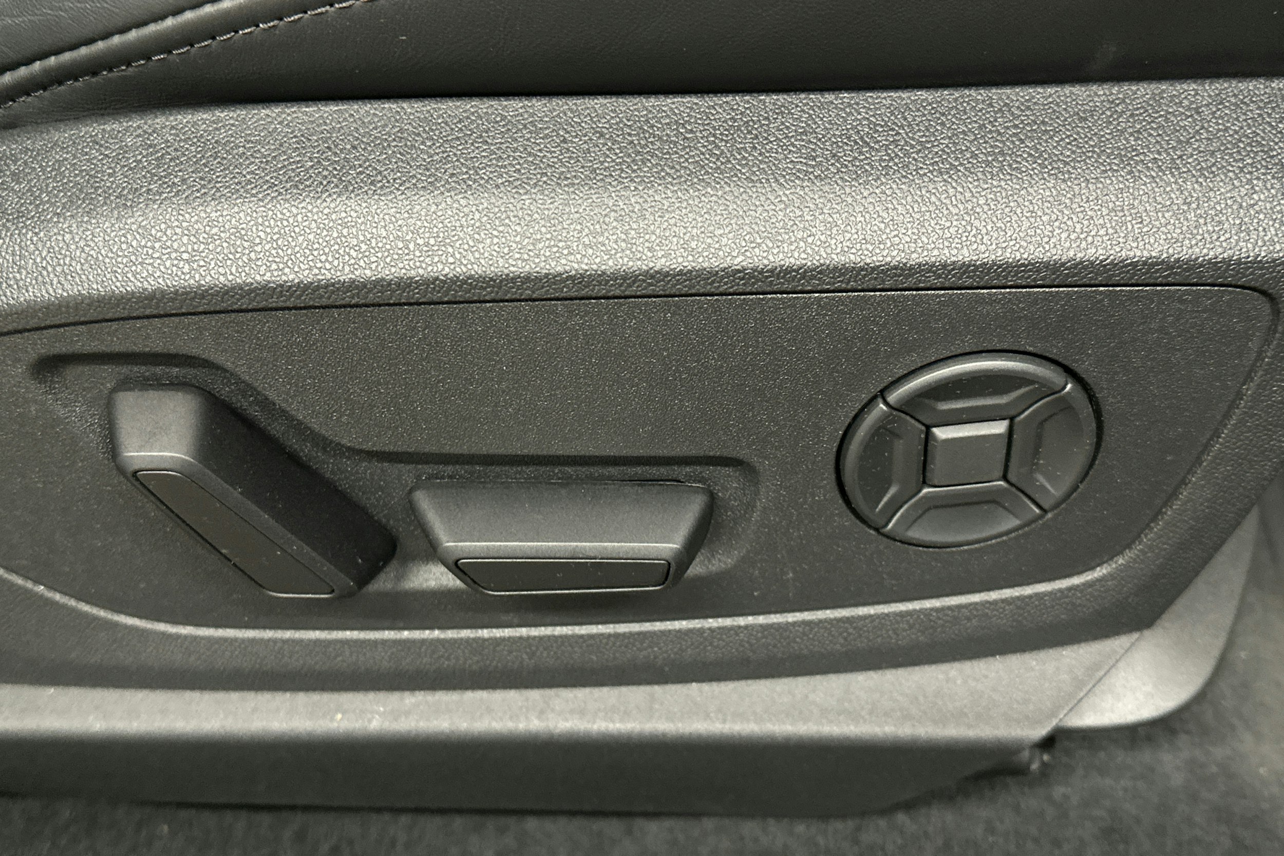 valkoinen Audi e-tron 2022 kuva 20.