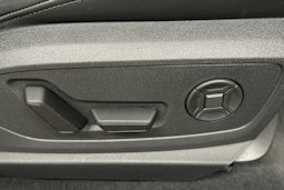 valkoinen Audi e-tron 2022 kuva 20.