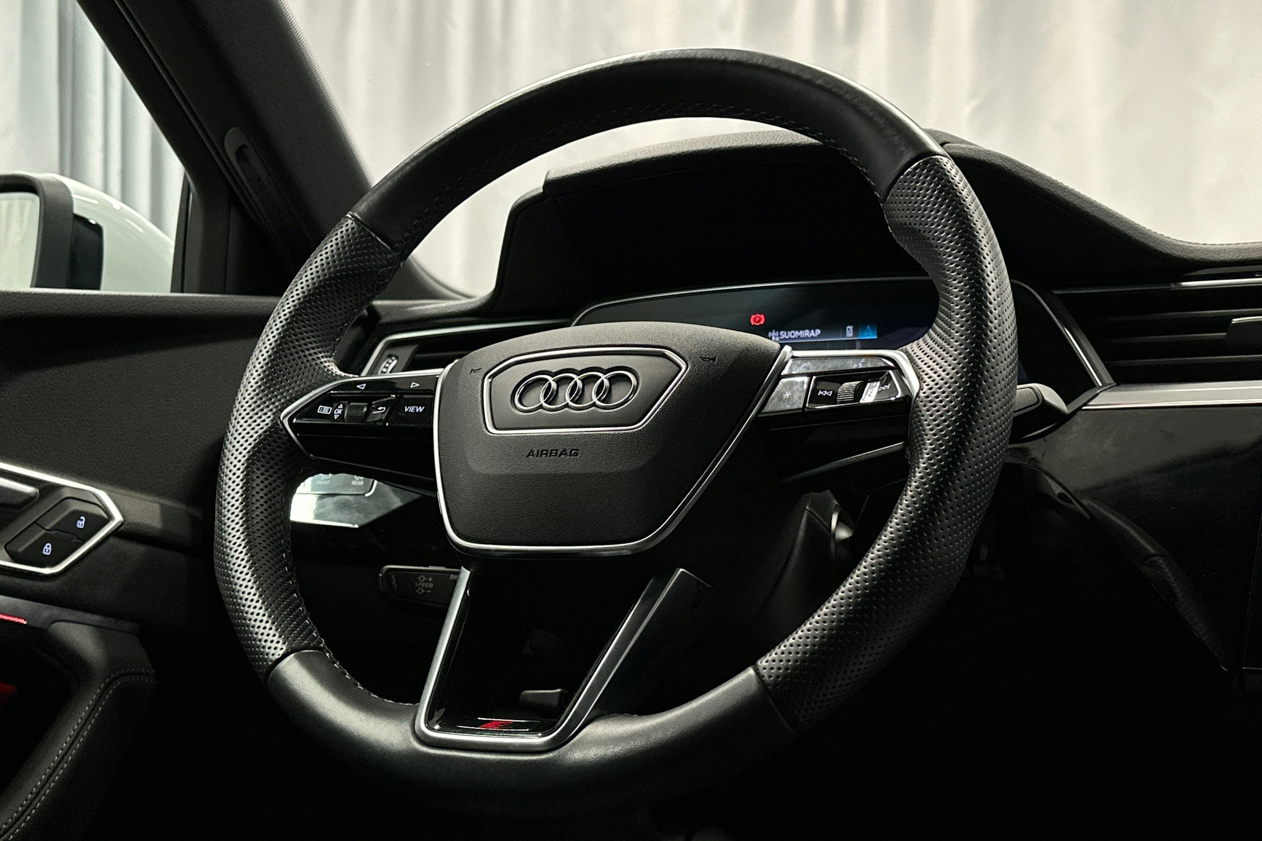 valkoinen Audi e-tron 2022 kuva 21.