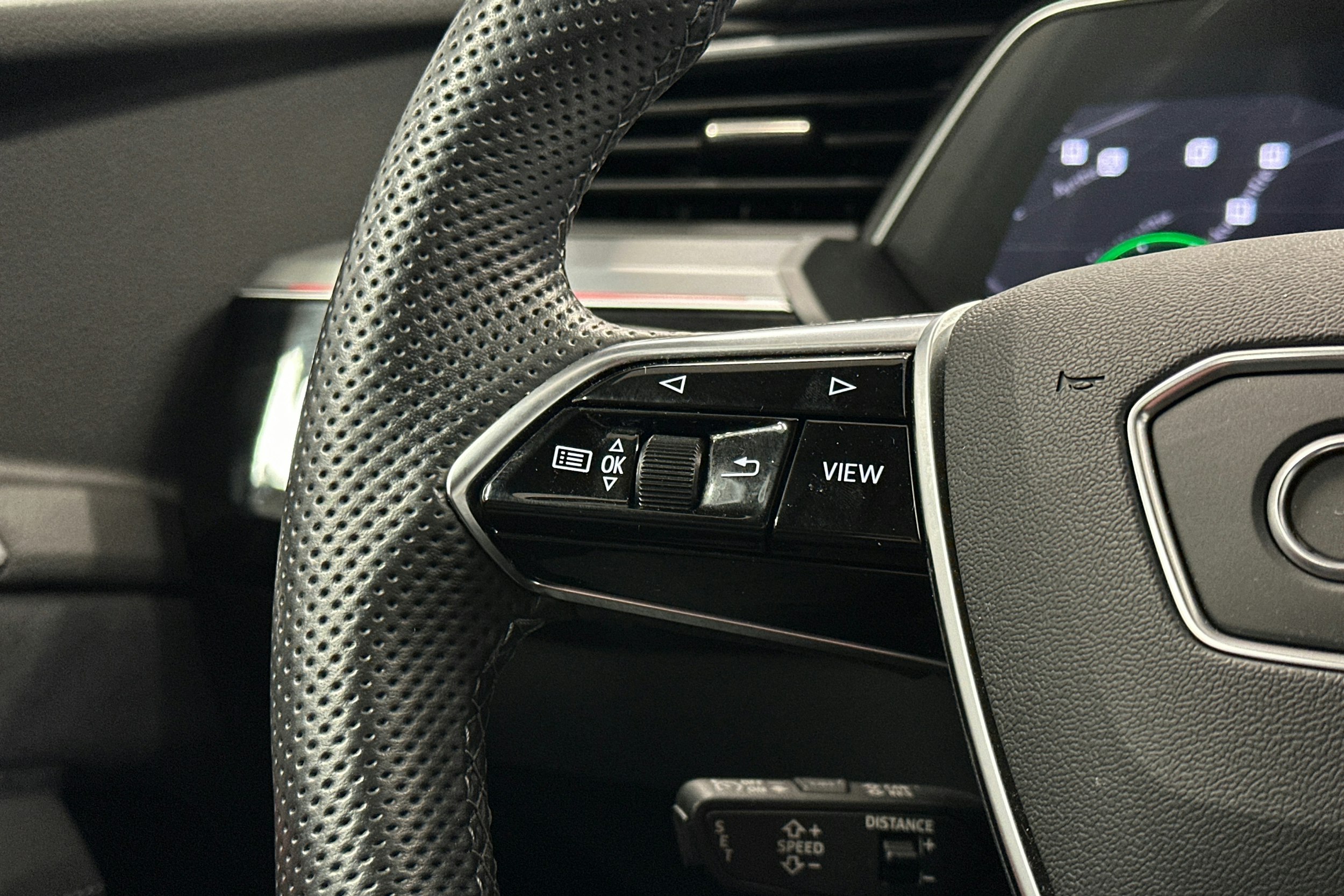 valkoinen Audi e-tron 2022 kuva 22.